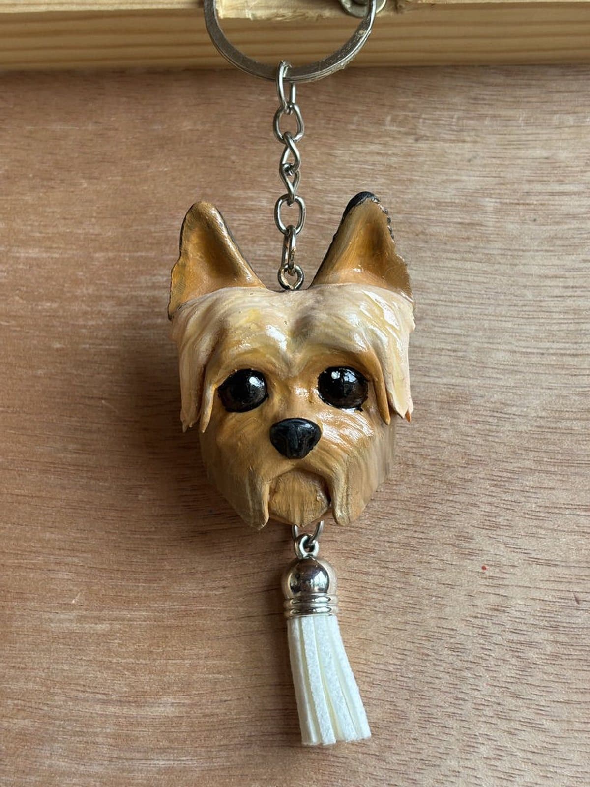 Llavero de yorkshire terrier con borla blanca.