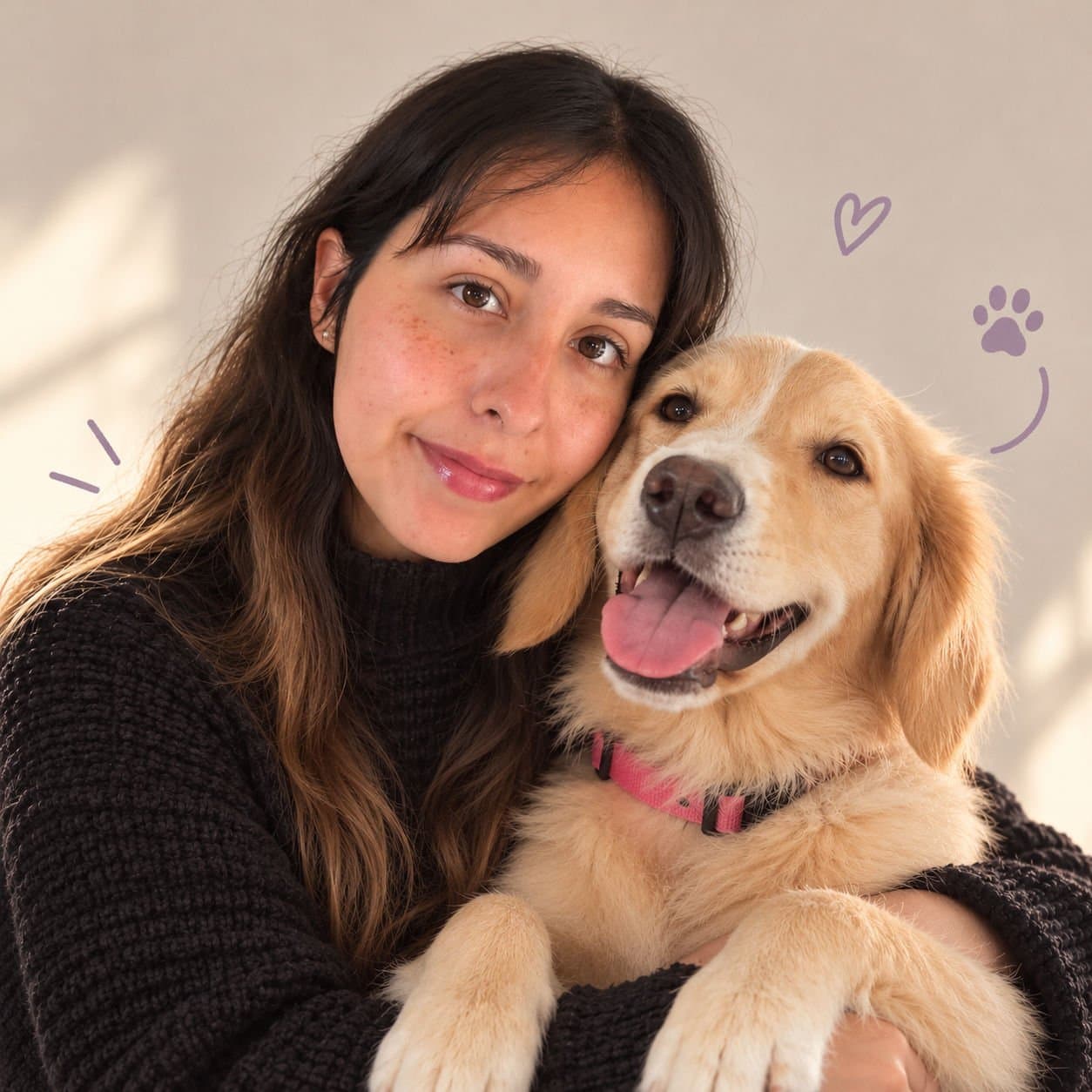 Catalina, la artista detrás de OntBear, abrazando a un perro golden de collar rosado.